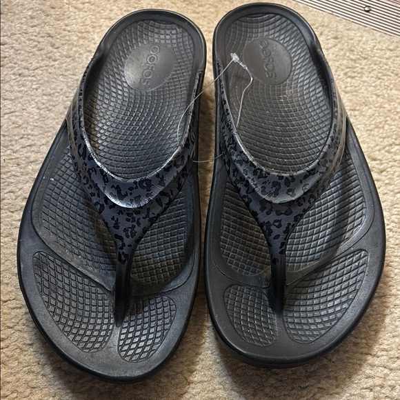 OOFOS Flip Flops - Picture 1 of 5